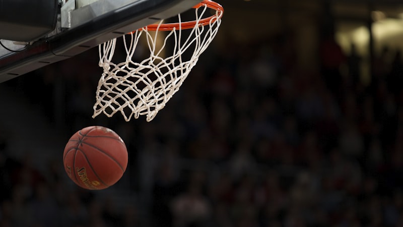 NBA篮球比赛现场，球员高高跃起准备扣篮